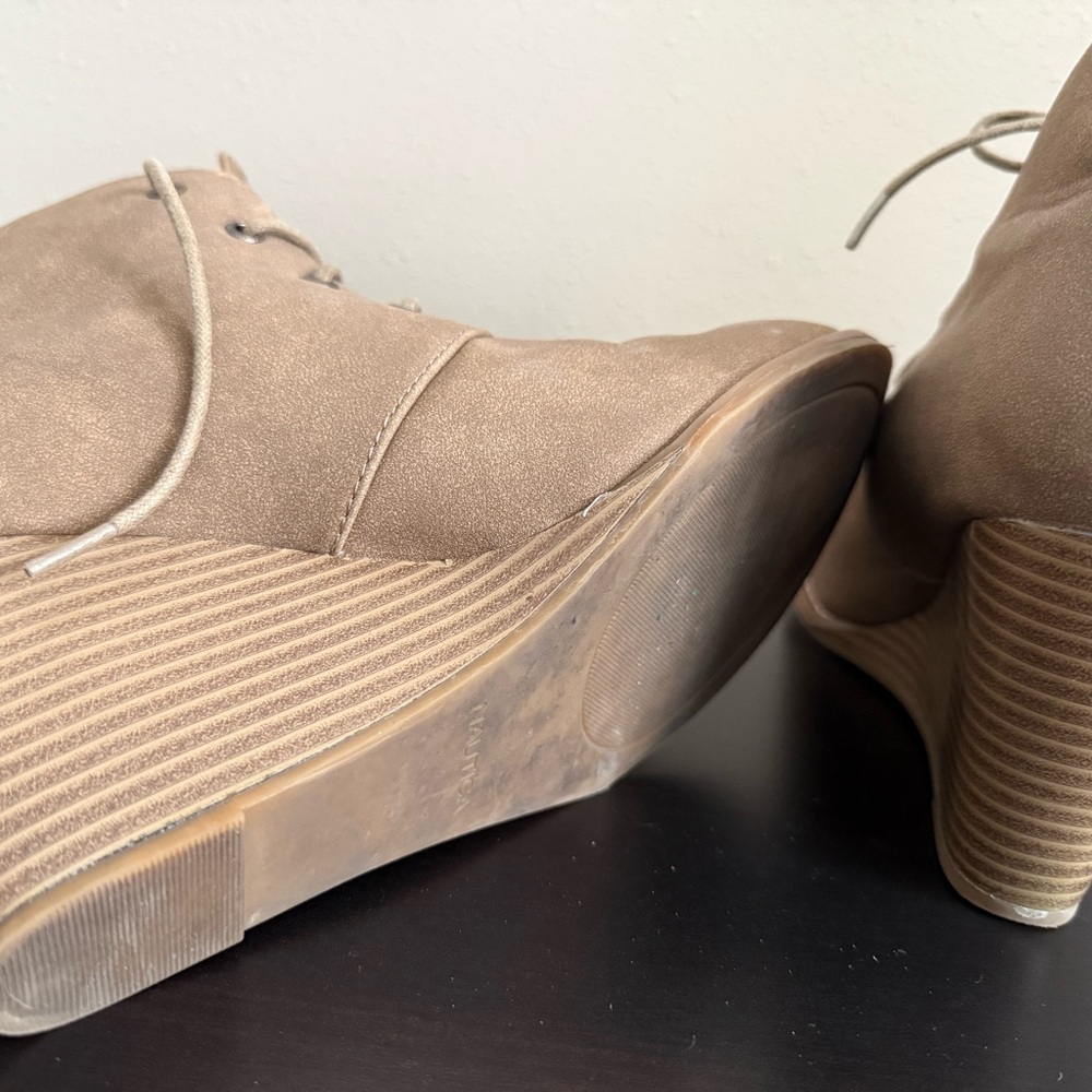 Nautica Tan Lace Up Wedge Ankle Boots Size 10 Textured Faux Suede Look - Picture 5 of 5